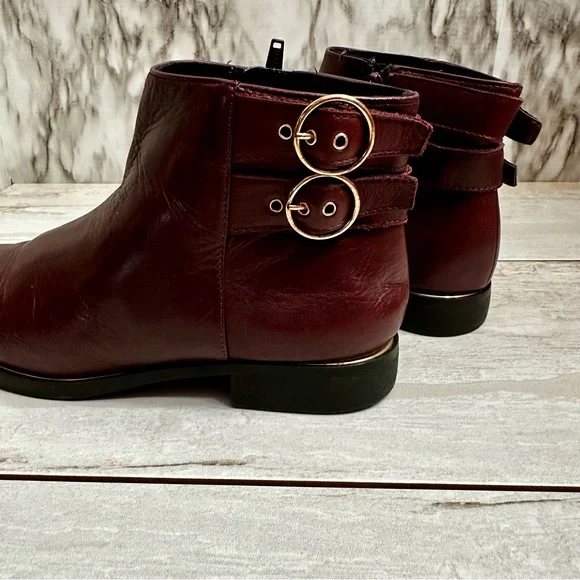 Zara Girls Sz 34 US Sz 2.5 3 Red Wine Leather Bootie Shoes Side Zip Gold Accents - Picture 2 of 10